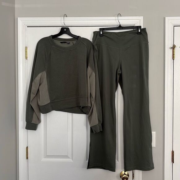 Danskin Ladies Large Crop Pullover with match Danskin flared slit leggings size - Picture 1 of 9